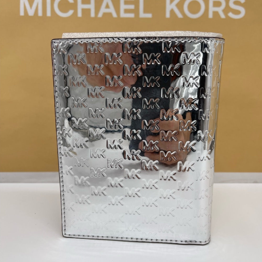 Michael Kors Jet Set Travel Md Sign Patent Logo Debossed  Passport Case
Silver - Picture 12 of 16